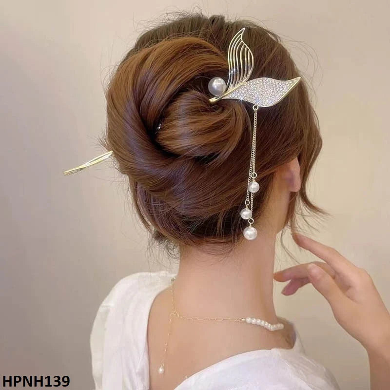 How to Use Hair Accessories to Make a Statement with Simple Hairstyles