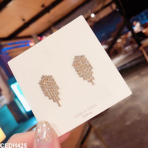 CEDH425 YQG Arrow Drop Earrings Pair - CEDH