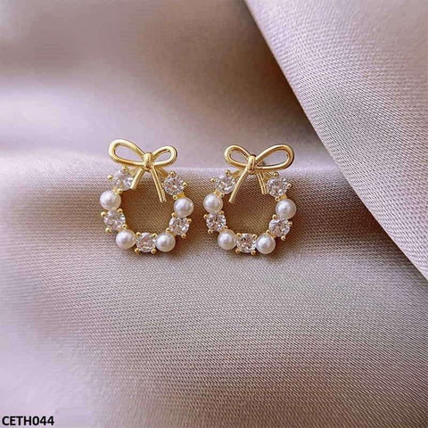 Enhance your style with CETH044 SGC Pearl Bow Tops Pair. These elegant fashion accessories from TJ Wholesale Pakistan are designed to make a statement. Made with high-quality artificial materials, these fashion jewelry pieces are a must-have for any fashionista.