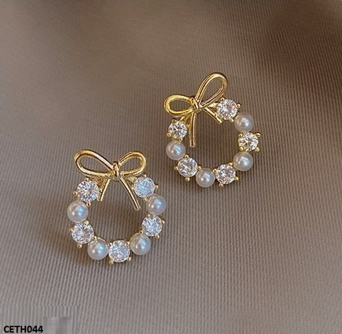Enhance your style with CETH044 SGC Pearl Bow Tops Pair. These elegant fashion accessories from TJ Wholesale Pakistan are designed to make a statement. Made with high-quality artificial materials, these fashion jewelry pieces are a must-have for any fashionista.