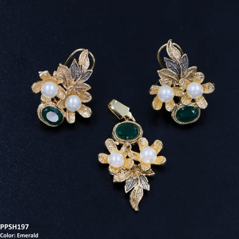 This PPSH197 MZM Flower Leaf's Pendant Set is a beautiful fashion accessory from TJ Wholesale Pakistan. Made from high-quality materials, this fashion jewelry is perfect for adding a touch of elegance to any outfit. With its intricately designed flower and leaf pendant, this set is a must-have for any fashion-forward individual.