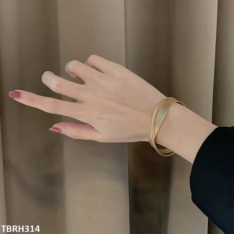 The TBRH314 XST Hand Bracelet Adjustable is a stylish fashion accessory from TJ Wholesale Pakistan. It adds a touch of sophistication to any outfit, with its artificial jewelry design. This adjustable bracelet is the perfect addition to your fashion jewelry collection.