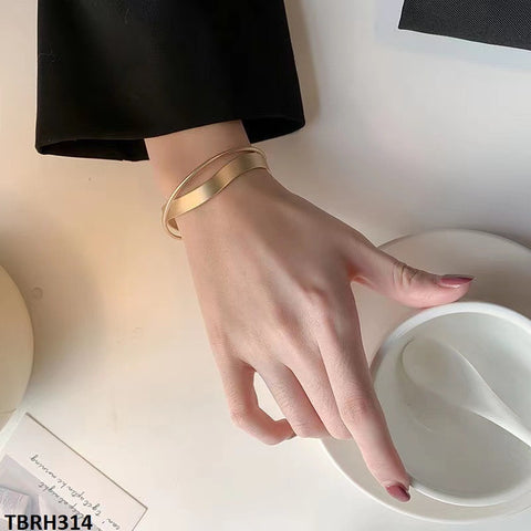 The TBRH314 XST Hand Bracelet Adjustable is a stylish fashion accessory from TJ Wholesale Pakistan. It adds a touch of sophistication to any outfit, with its artificial jewelry design. This adjustable bracelet is the perfect addition to your fashion jewelry collection.