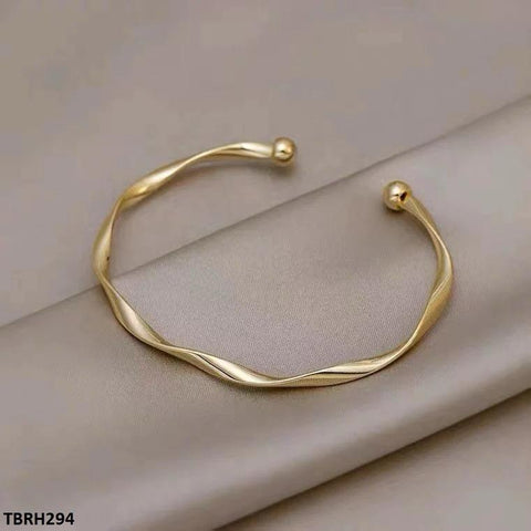 Introducing the TBRH294 XST Curved Hand Cuff from TJ Wholesale Pakistan. This fashionable piece of jewelry is perfect for completing any outfit and is sure to make a statement. Made with high-quality materials, this accessory is the perfect addition to your collection.