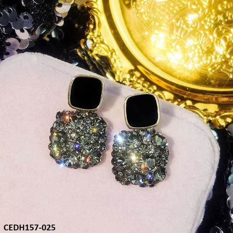 Upgrade your accessory game with the CEDH157 SIQ Traditional Teardrop Ear Earrings Pair. Constructed with high-quality artificial materials, this fashion jewelry piece from TJ Wholesale Pakistan adds a touch of elegance and style to any outfit. Elevate your look and stand out from the crowd with these fashionable teardrop earrings.