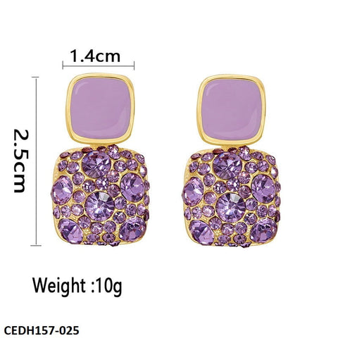 Upgrade your accessory game with the CEDH157 SIQ Traditional Teardrop Ear Earrings Pair. Constructed with high-quality artificial materials, this fashion jewelry piece from TJ Wholesale Pakistan adds a touch of elegance and style to any outfit. Elevate your look and stand out from the crowd with these fashionable teardrop earrings.