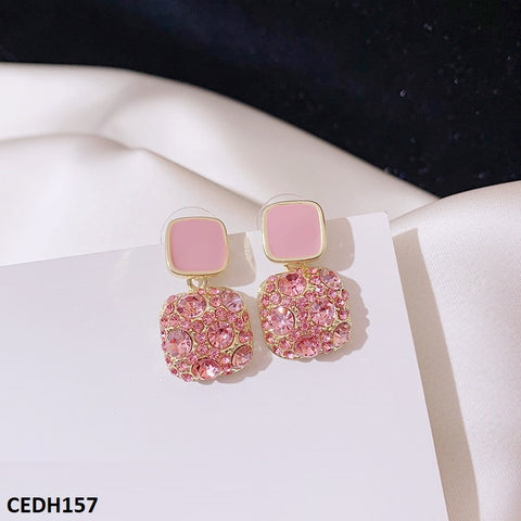 Upgrade your accessory game with the CEDH157 SIQ Traditional Teardrop Ear Earrings Pair. Constructed with high-quality artificial materials, this fashion jewelry piece from TJ Wholesale Pakistan adds a touch of elegance and style to any outfit. Elevate your look and stand out from the crowd with these fashionable teardrop earrings.