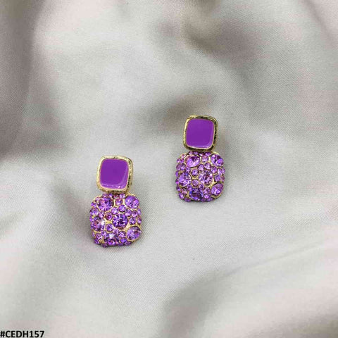 Upgrade your accessory game with the CEDH157 SIQ Traditional Teardrop Ear Earrings Pair. Constructed with high-quality artificial materials, this fashion jewelry piece from TJ Wholesale Pakistan adds a touch of elegance and style to any outfit. Elevate your look and stand out from the crowd with these fashionable teardrop earrings.