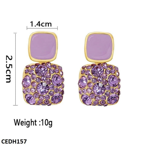 Upgrade your accessory game with the CEDH157 SIQ Traditional Teardrop Ear Earrings Pair. Constructed with high-quality artificial materials, this fashion jewelry piece from TJ Wholesale Pakistan adds a touch of elegance and style to any outfit. Elevate your look and stand out from the crowd with these fashionable teardrop earrings.