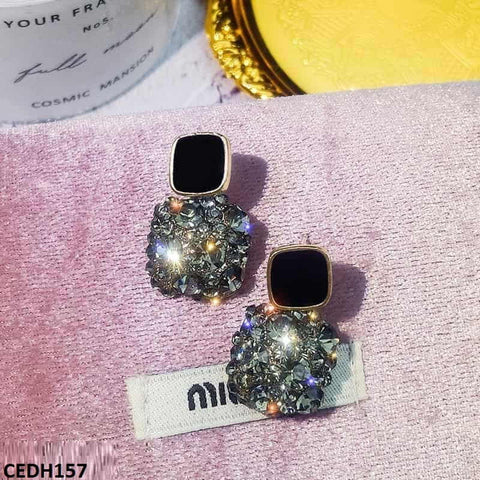 Upgrade your accessory game with the CEDH157 SIQ Traditional Teardrop Ear Earrings Pair. Constructed with high-quality artificial materials, this fashion jewelry piece from TJ Wholesale Pakistan adds a touch of elegance and style to any outfit. Elevate your look and stand out from the crowd with these fashionable teardrop earrings.