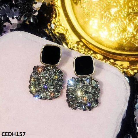 Upgrade your accessory game with the CEDH157 SIQ Traditional Teardrop Ear Earrings Pair. Constructed with high-quality artificial materials, this fashion jewelry piece from TJ Wholesale Pakistan adds a touch of elegance and style to any outfit. Elevate your look and stand out from the crowd with these fashionable teardrop earrings.