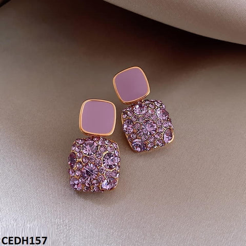 Upgrade your accessory game with the CEDH157 SIQ Traditional Teardrop Ear Earrings Pair. Constructed with high-quality artificial materials, this fashion jewelry piece from TJ Wholesale Pakistan adds a touch of elegance and style to any outfit. Elevate your look and stand out from the crowd with these fashionable teardrop earrings.