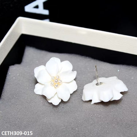 Complete your look with these elegant CETH309 YYE Painted Flower Stud Tops Pair. Made from high-quality fashion jewelry, these beautifully designed artificial earrings will enhance any outfit. The perfect addition to your fashion accessories collection. From TJ Wholesale Pakistan.