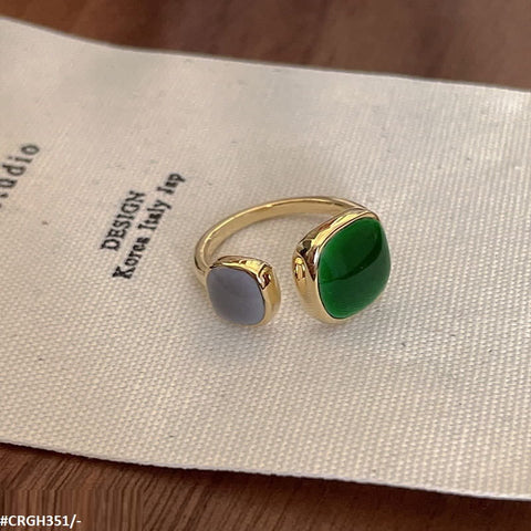 CRGH's adjustable grey and green painted ring will up your style ante. To showcase your distinct style, this fashion jewelry from TJ Wholesale Pakistan is the ideal addition. This artificial jewelry is made with great accuracy and is sure to turn heads.