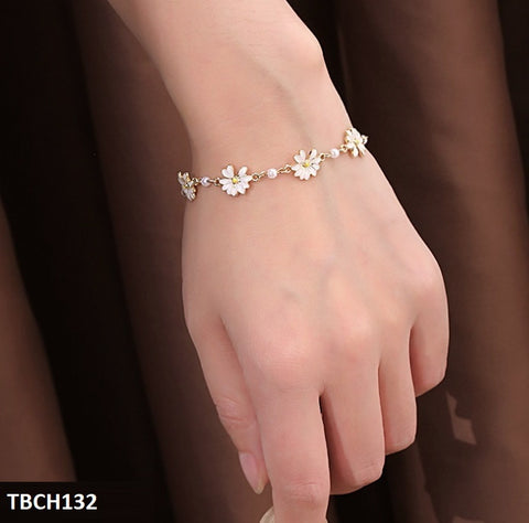 Elevate your style with the TBCH132 LSH Pearl Flower Hand Bracelet from TJ Wholesale Pakistan. Made with high-quality fashion jewelry, this artificial jewelry piece will add a touch of elegance to any outfit. Perfect for any occasion, this fashion accessory is a must-have for any wardrobe.